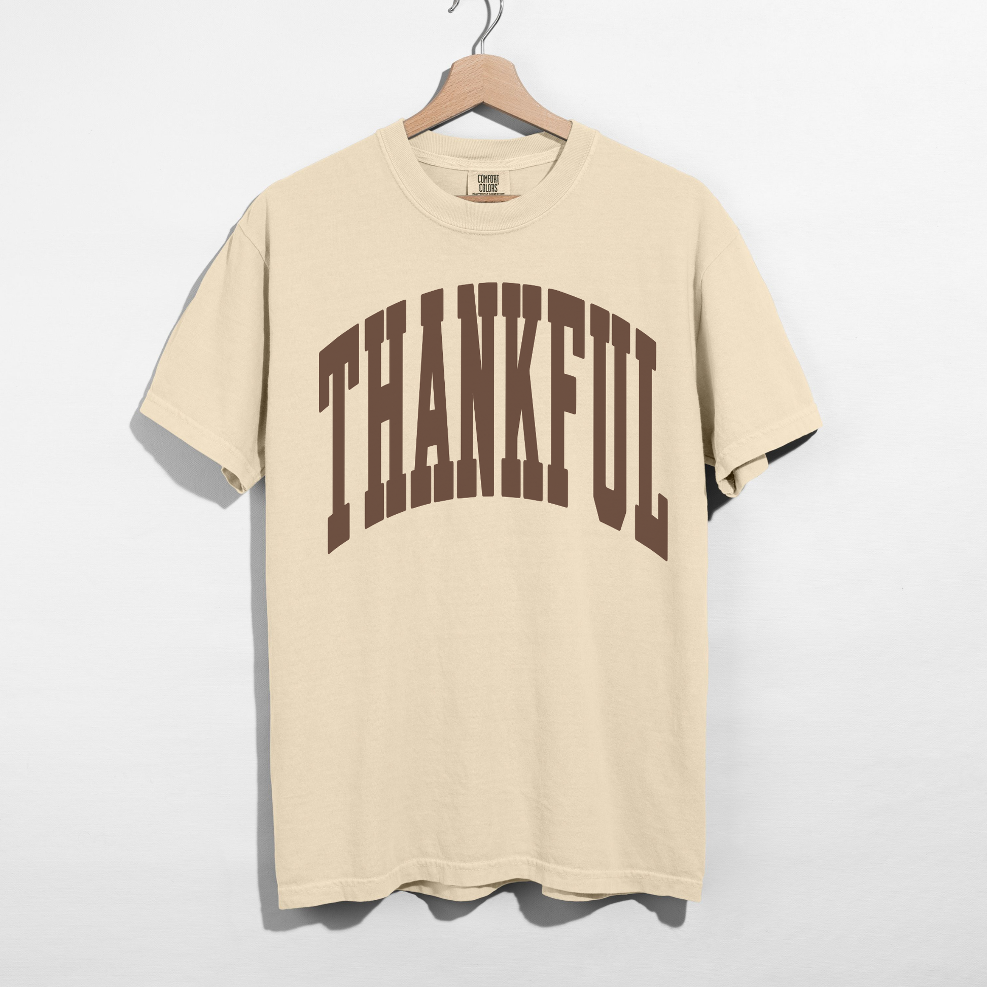 Ivory Thankful graphic tee with oversized brown arched collegiate lettering for fall and Thanksgiving